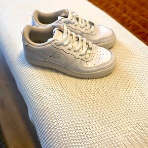 ⚡️⚡️SOLD⚡️⚡️Nike Size 5Y